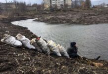 Волинський дизайнер власноруч очистив берег річки від сміття