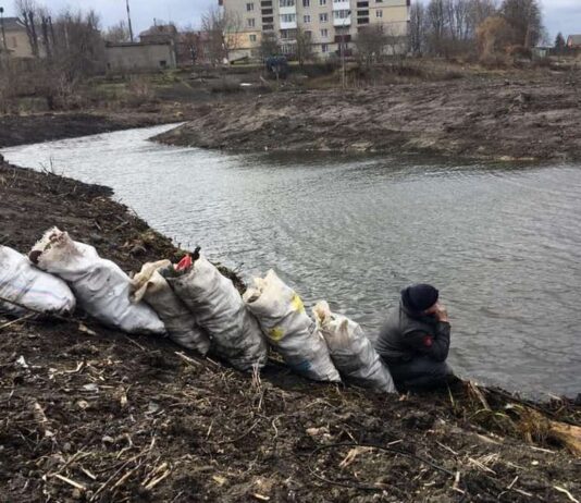 Волинський дизайнер власноруч очистив берег річки від сміття