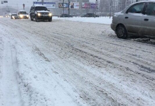 Волынь в снеговом плену: как расчищают дороги