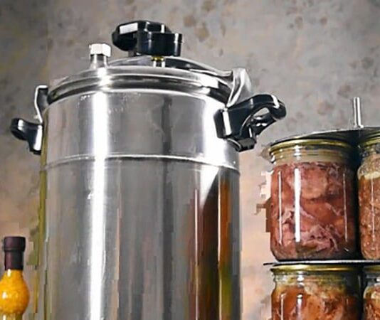 Господині на Волині користуються унікальним пристроєм для консервування
