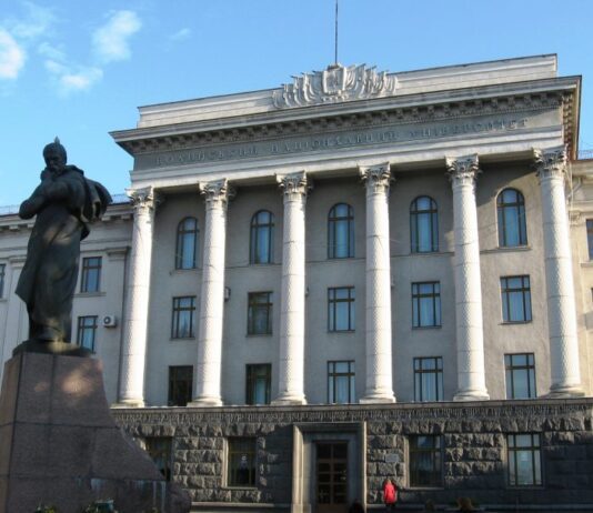 Біля ВНУ посадили грушу з садиби Косачів