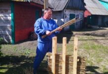 Як пасічник на Волині виготовляє вулики з очерету