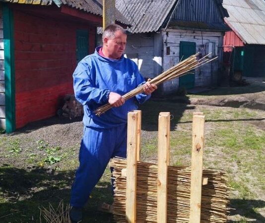 Как пчеловод на Волыни изготовляет ульи из камыша